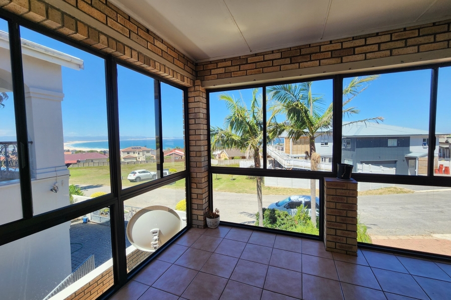 6 Bedroom Property for Sale in Wavecrest Eastern Cape